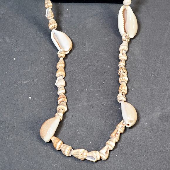 Hilo Hatties Necklace Small Shell Bead Strand 16" Vtg - Picture 2 of 3